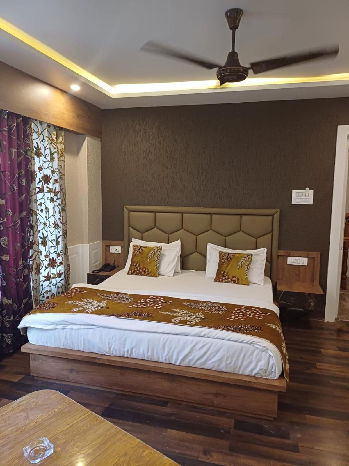 Hotel Manora Palace Srīnagar Exterior foto