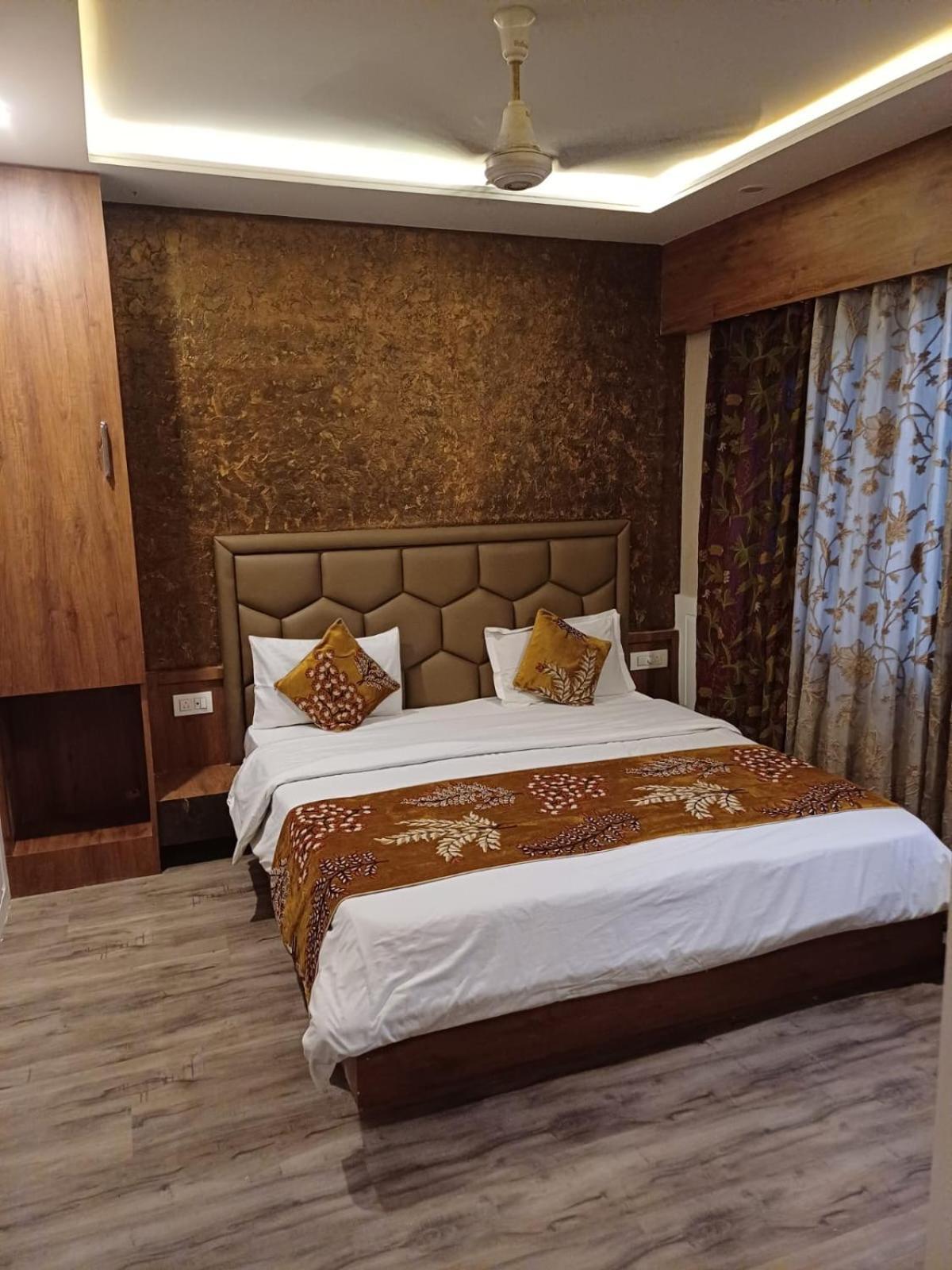 Hotel Manora Palace Srīnagar Exterior foto